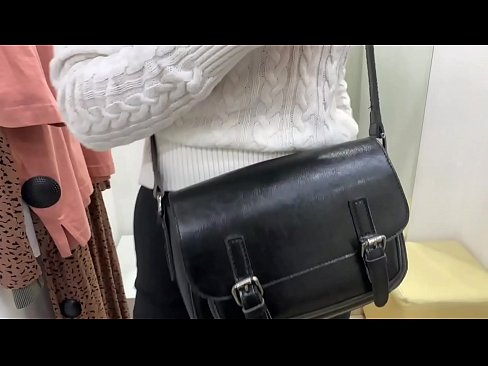 ❤️ فٹنگ روم میں ڈلڈو کے ساتھ نوجوان کتیا فیرل بیری کی عوامی مشت زنی ❤️ پر ur.sexera.ru ❌️
